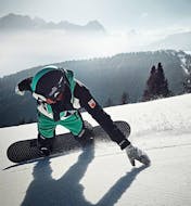 Maestro di sci mostra la sua bravura a La Villa dopo una delle Lezioni private di snowboard per tutte le età e i livelli.