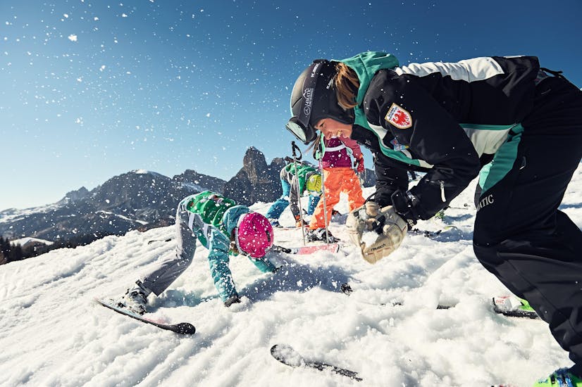 Sneeuwbalgevecht in San Cassiano na een van de Privé Skilessen voor Kinderen van Alle Niveaus.