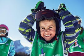 Bambino sorridente ad Armentarola dopo una delle Lezioni private di sci per bambini per tutti i livelli.