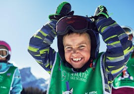 Bambino sorridente ad Armentarola dopo una delle Lezioni private di sci per bambini per tutti i livelli.