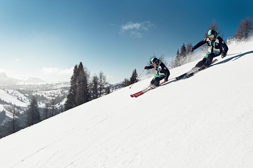 Maestri di sci sciano a San Cassiano prima di una delle Lezioni private di sci per adulti per tutti i livelli.