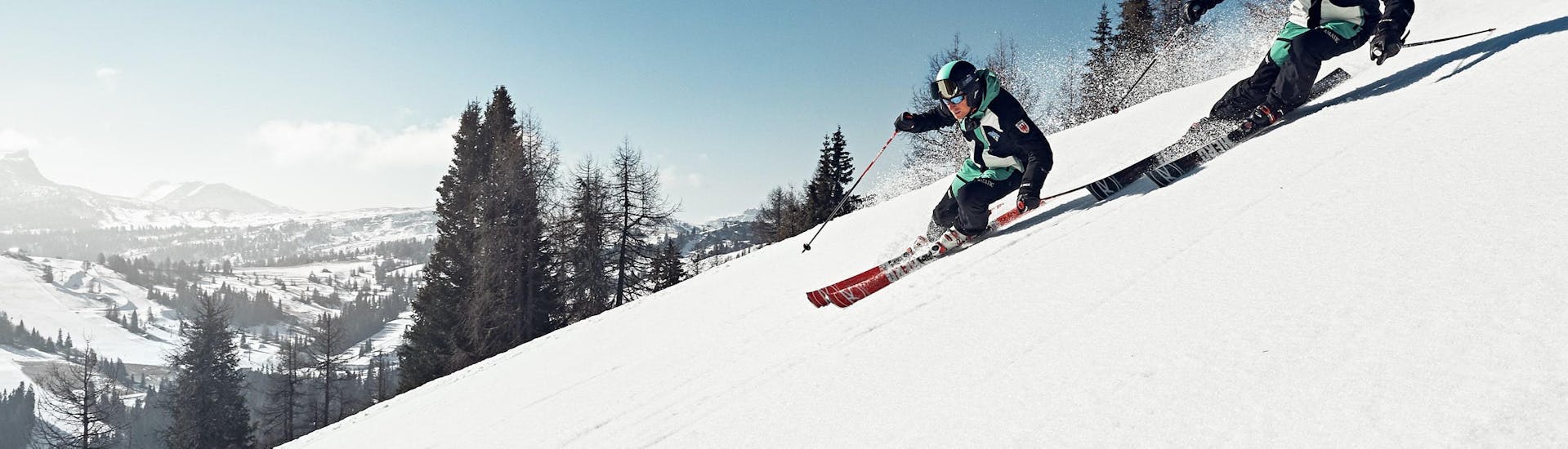 Skileraren trainen in San Cassiano voor een van de privéskilessen voor volwassenen van alle niveaus.