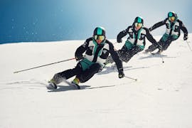 Ein Skilehrer beim Skifahren in San Cassiano bei einem privaten Skikurs für Erwachsene aller Schwierigkeitsgrade.