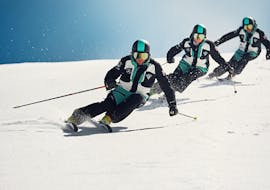 Skileraren skiën in San Cassiano voor een van de privéskilessen voor volwassenen van alle niveaus.