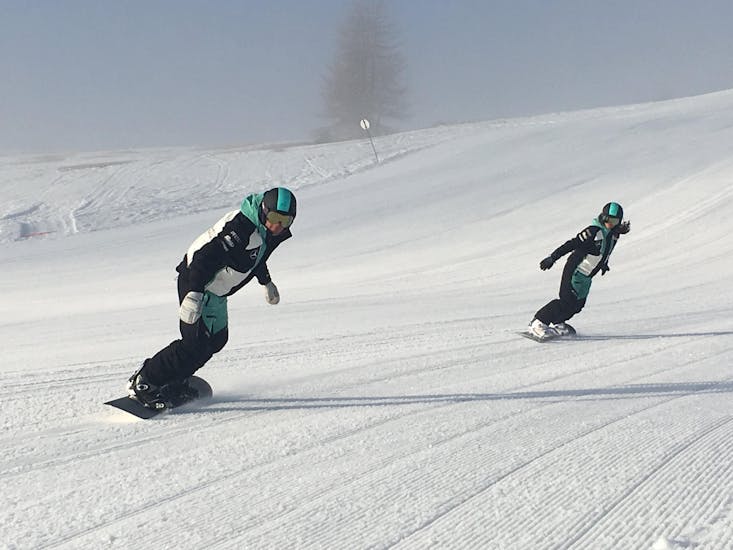 Snowboard-instructeurs trainen in San Cassiano na een van de Prive Snowboardlessen voor Kinderen & Volwassenen van Alle Niveaus.