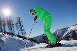 Ein Skilehrer, der bereit ist, seine Schüler im Privat-Skikurs für Erwachsene (ab 17 J.) aller Schwierigkeitsgrade bei Skischule & Skiverleih Ötscher zu unterrichten.