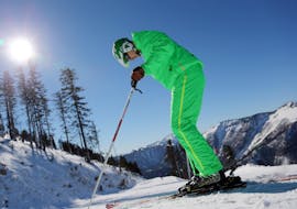 A ski instructor ready to teach his students during Private Ski Lessons for Adults (from 17 y.) of All Levels with Skischule & Skiverleih Ötscher.