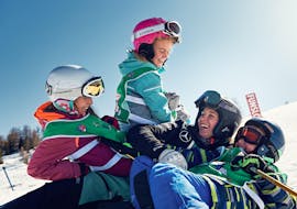 Bambini che si divertono durante una delle lezioni di sci per bambini per sciatori esperti a La Villa.