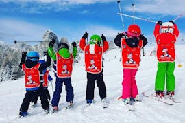 I bambini sono felici di essere sulla neve per una delle lezioni di sci Kids (4-12 anni) a San Cassiano.