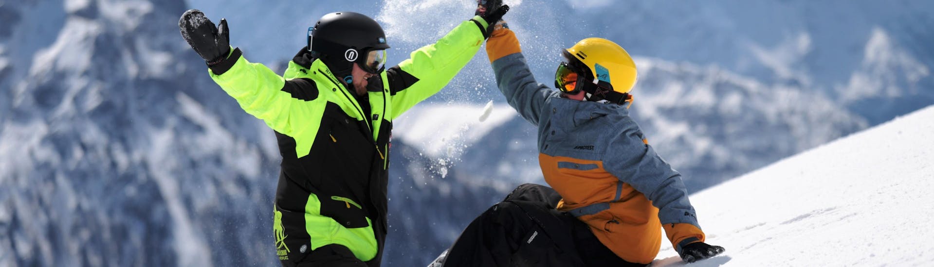 Deux snowboardeurs lors des Cours de Snowboard (dès 6 ans) pour tous Niveaux avec Kronschool Valdaora.