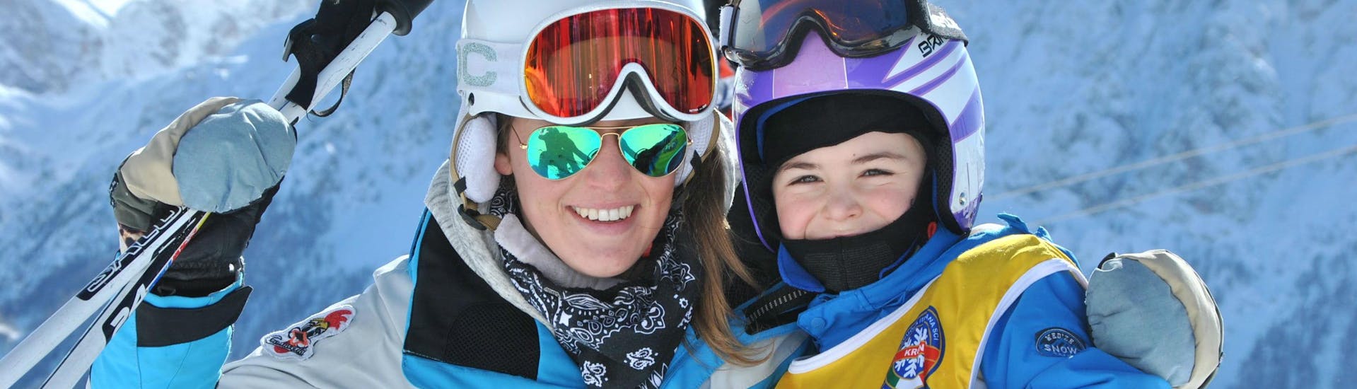 A kid and her instructor during the Private Ski Lessons for Kids of All Ages with Kronschool Valdaora.