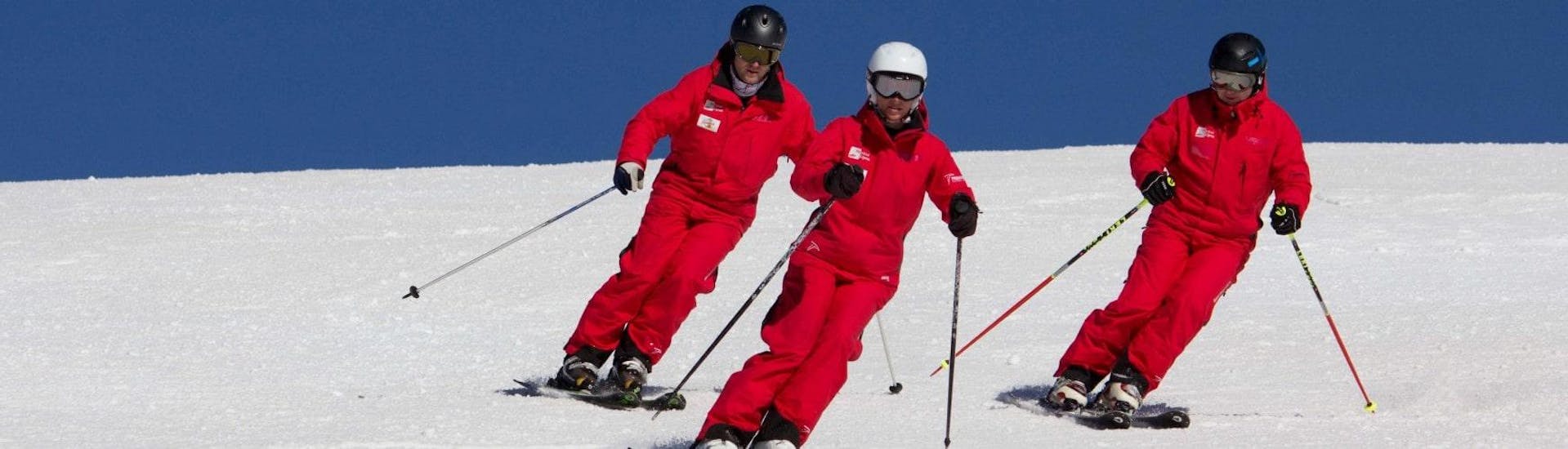 Lezioni private di sci per adulti a partire da 16 anni per tutti i livelli.