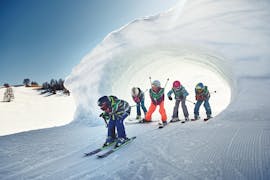 Clases de esquí para niños a partir de 4 años para avanzados con Scuola di Sci e Snowboard Dolomites Armentarola .