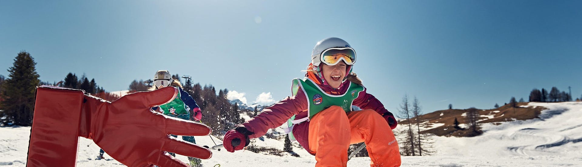 Dammi il cinque sulle piste dell'Armentarola durante una delle lezioni di sci per bambini (4-12 anni) per tutti i livelli.