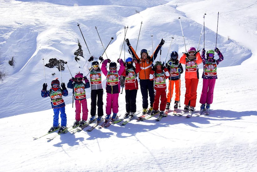 Kinderen vermaken zich met de skileraar in Falcade na een van de Kinderskilessen (4-12 jaar) voor alle niveaus.