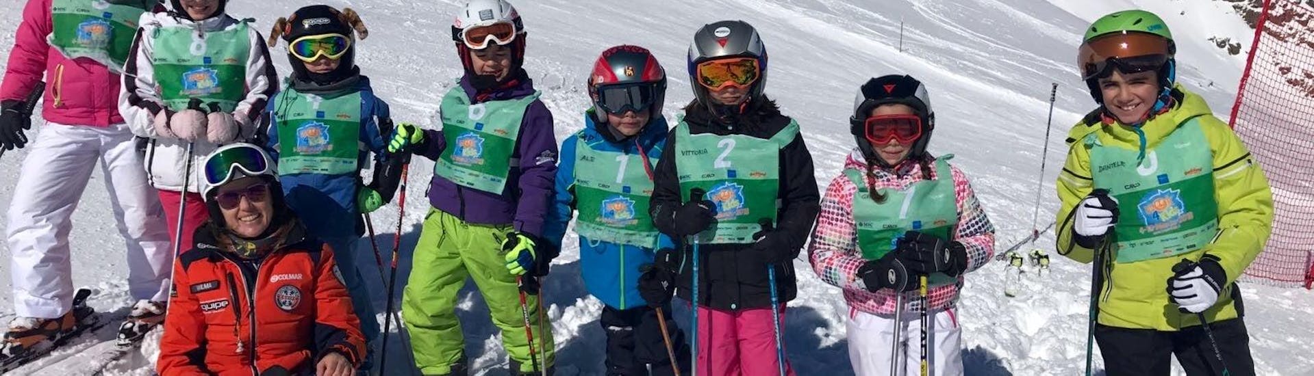  Bambini insieme sulle piste di Falcade durante una delle lezioni di sci per bambini (4-12 anni) - Giornata intera. Grandi immagini a Falcade durante una delle lezioni di sci per bambini (4-12 anni) - Giornata intera.