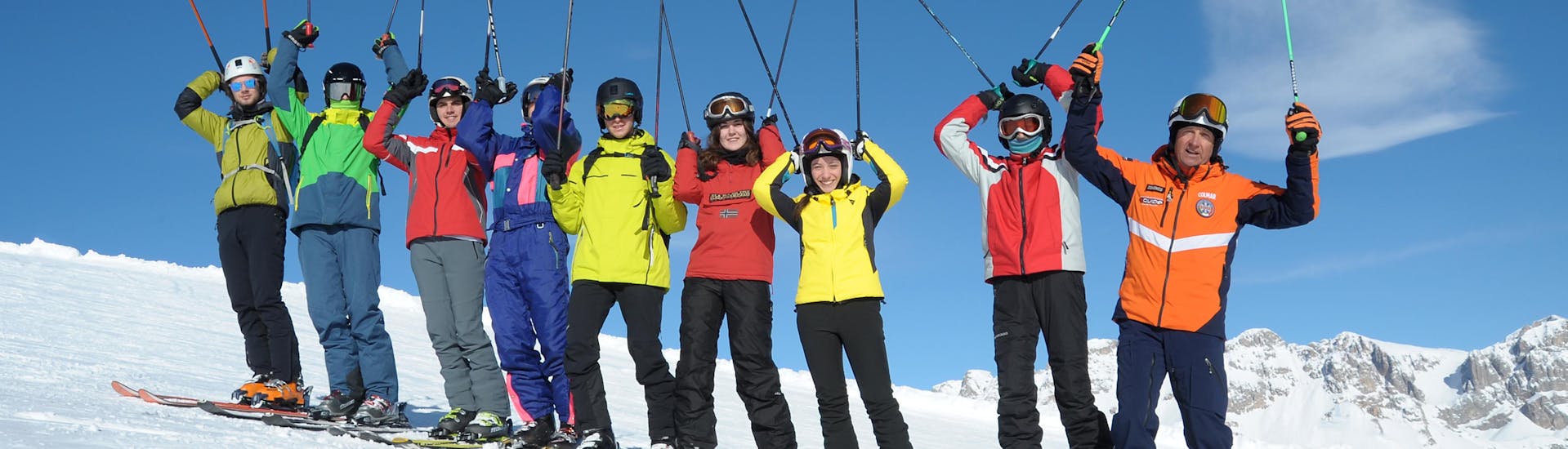 Blije deelnemers in Falcade tijdens een van de skilessen voor volwassenen voor alle niveaus.