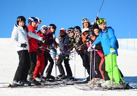 Partecipanti che fanno una foto insieme a Falcade durante una delle lezioni di sci per adulti di tutti i livelli.