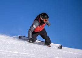 Snowboarder sulle piste di Falcade per una delle Lezioni di snowboard per bambini e adulti - Tutti i Livelli.