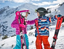 Bambini giocano a San Pellegrino durante una delle Lezioni private di sci per bambini per tutti i livelli.