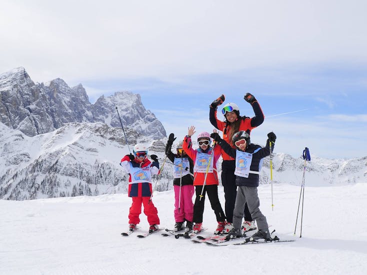 Kinderen en skileraren in San Pellegrino tijdens een van de privé skilessen voor kinderen van alle niveaus.