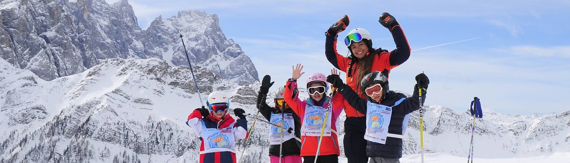 Bambini e maestra di sci a San Pellegrino durante una delle Lezioni private di sci per bambini per tutti i livelli.