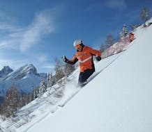 Sciatore sulle piste di Falcade dopo una delle lezioni private di sci per adulti di tutti i livelli.