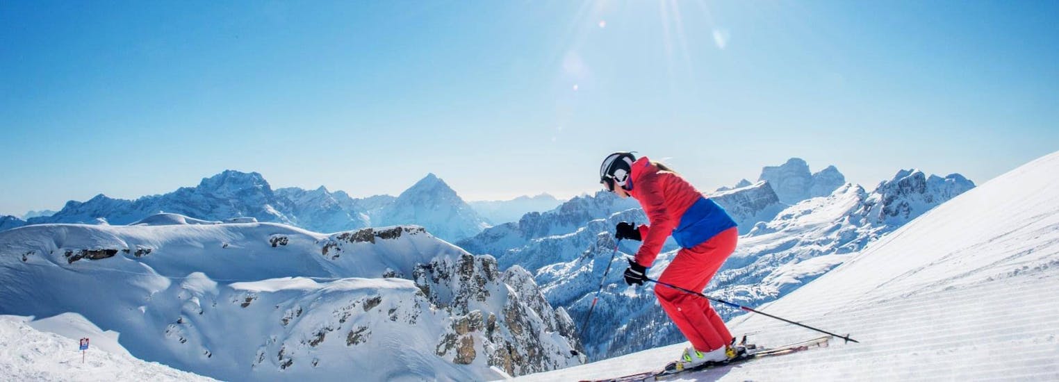 Skiër in Falcade na een van de privé skilessen voor volwassenen van alle niveaus.
