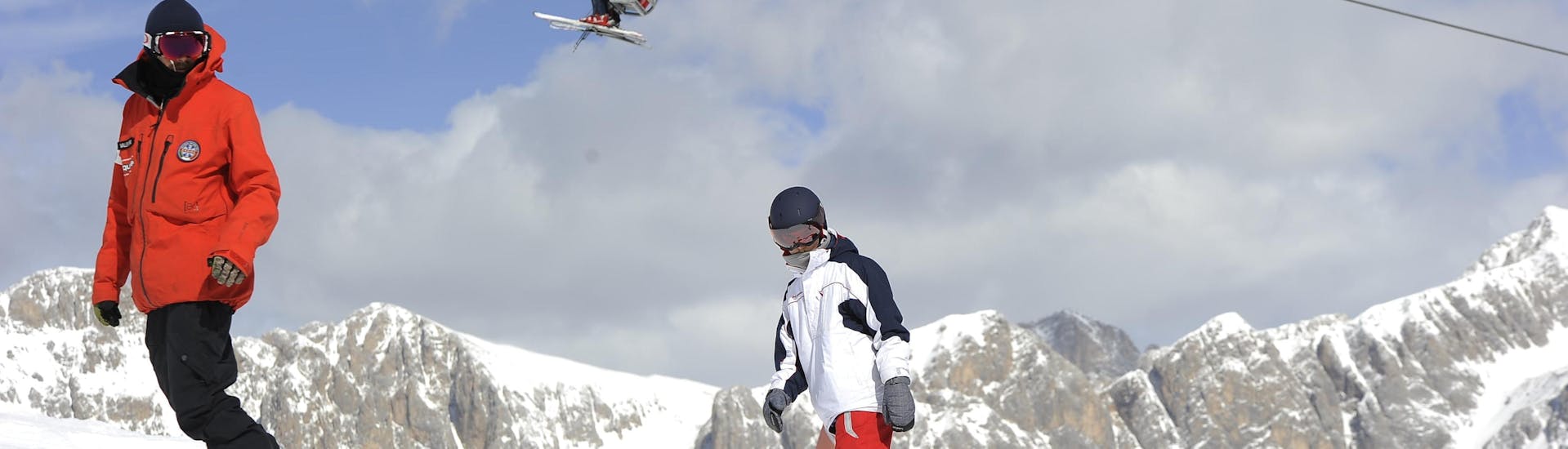 Snowboarder sulle piste di Falcade durante una delle lezioni private di snowboard per bambini e adulti di tutti i livelli.