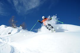 Sciatore in neve fresca a Falcade durante una delle lezioni private di sci fuoripista per tutti i livelli.