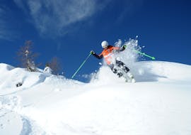 Skifahrer im Neuschnee in Falcade während eines der privaten Freeride-Kurses für alle Levels.