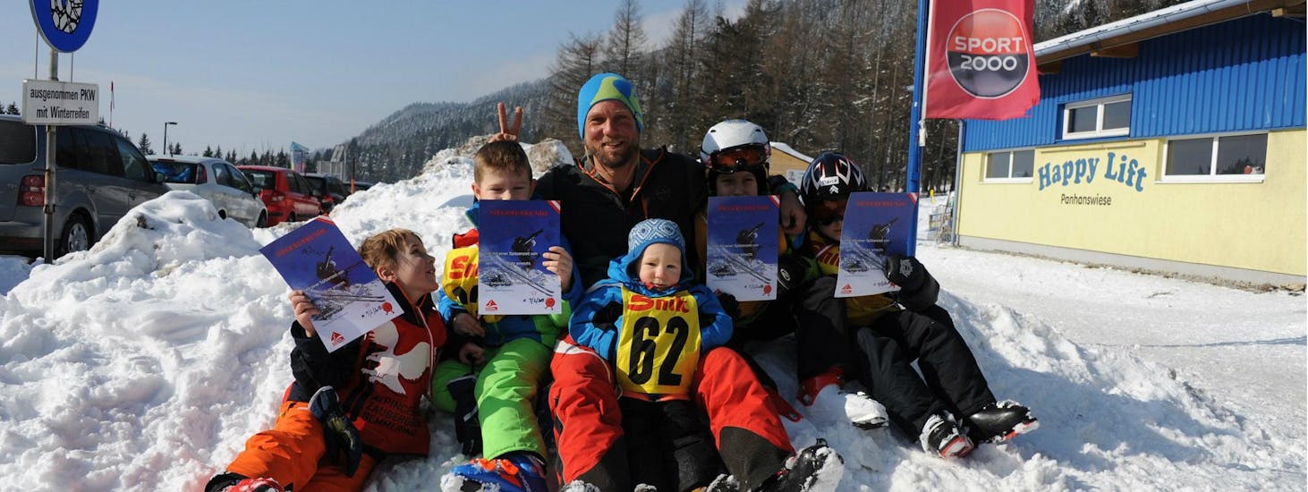 Eine Gruppe von Kindern mit ihrem Skilehrer während des Kinder-Skikurses Bambini 3-5 J. Halbtag mit der Skischule Semmering.