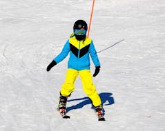 Ein Kind fährt während des Kinder-Skikurses (5-17 J.) für alle Könnerstufen - Halbtags mit der Skischule Semmering die Pisten am Semmering hinunter.
