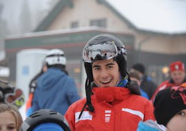 Ein Skilehrer der Skischule Semmering bei den Vorbereitungen für den Skikurs für Erwachsene aller Levels- Ganztag.