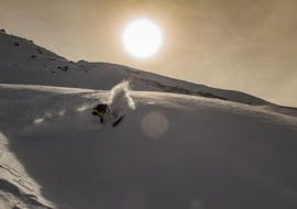Ein Snowboarder shreddet durch den Schnee während des Snowboardkurses für Kinder & Erwachsene mit der Skischule Semmering.