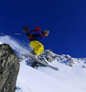 Ein Skifahrer springt während des Privatskikurses für Erwachsene aller Levels mit der Skischule Semmering.