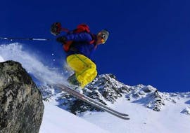 Een skiër springt tijdens privé skilessen voor volwassenen van alle niveaus bij Skischule Schneeberg.