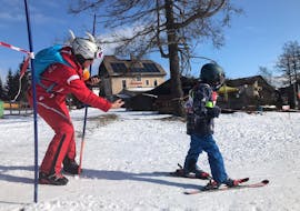 A child skiing with the help of their instructor during Private Ski Lessons for Kids (3-17 y.) of All Levels with Skischule Semmering.