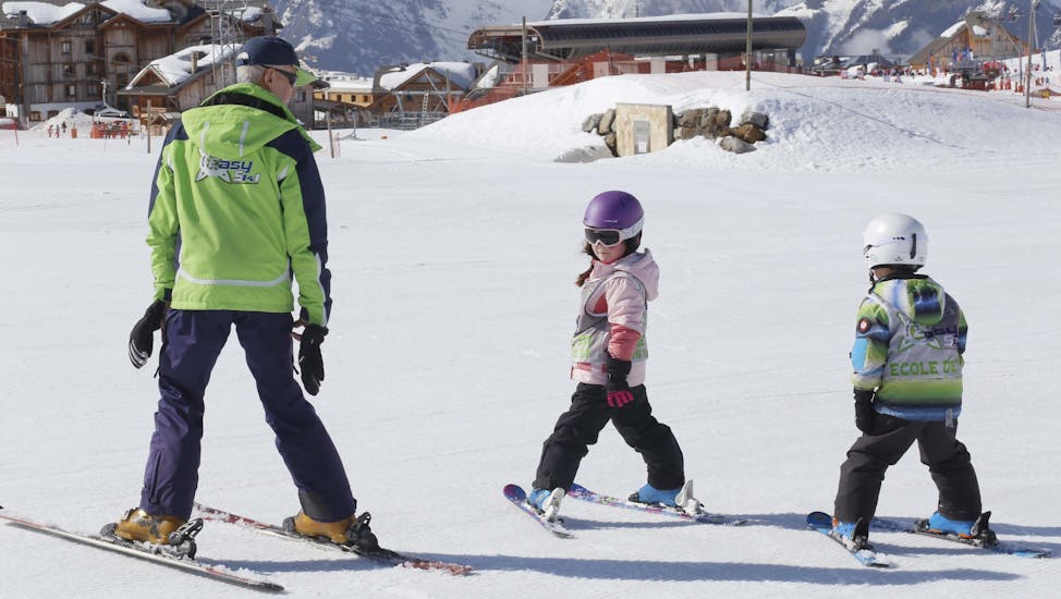Des enfants participent à un Cours particulier de ski Enfants - Vacances avec notre partenaire EasySki Alpe d’Huez.
