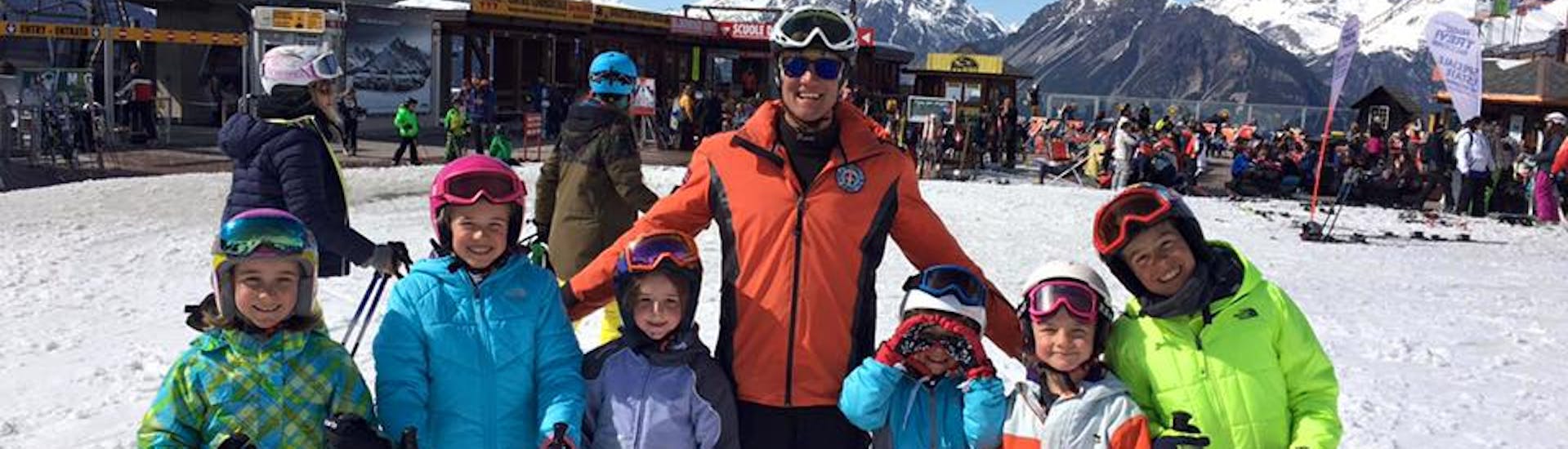 Ski instructor with children in Bormio ready for one of the Kids Ski Lessons (6-12 y.) for All Levels - Half Day.