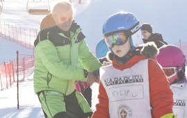 Kind mit Skilehrer in Bormio während einer der Kinderskikurse (6-12 J.) für alle Levels - Halbtags