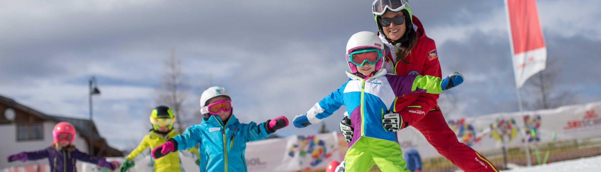 Eine Gruppe von Kindern lernt das Skifahren während des privaten Skikurses der Skischule Seiser Alm.