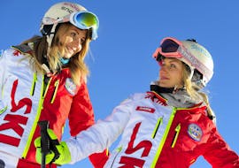 Zwei Mädchen lernen das Skifahren mit dem privaten Skikurs für Erwachsene der Skischule Seiser Alm.