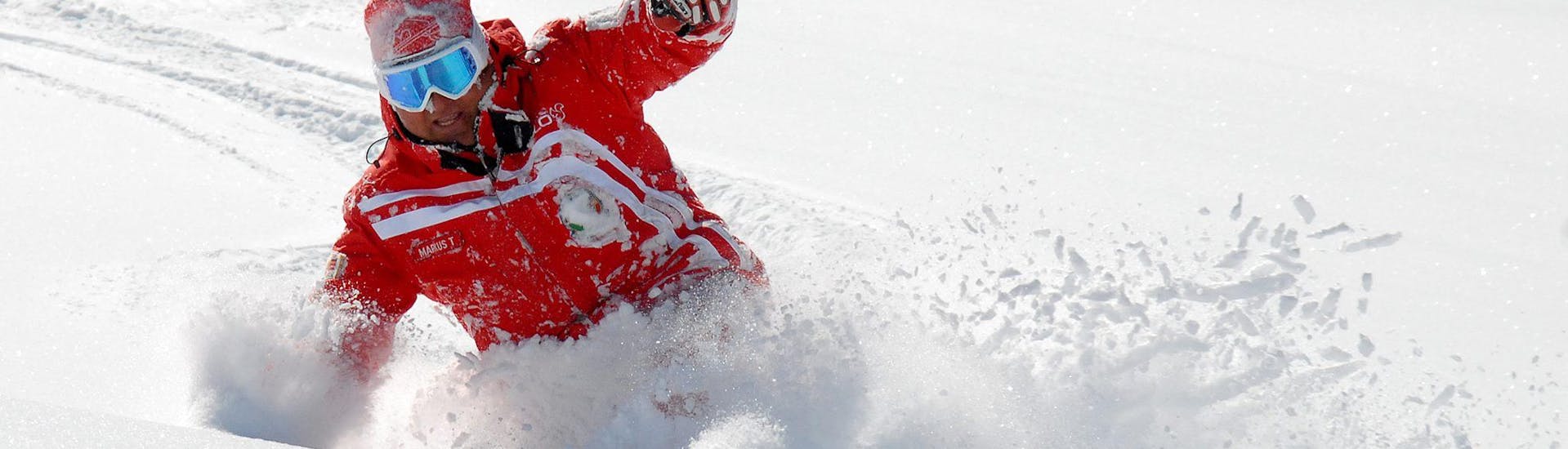 Een ervaren klant tijdens de privé off-piste skiles met Scuola di Sci Alpe di Siusi.