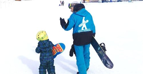 Lezioni Private di Snowboard per Tutte le Età e Livelli con Scuola di Snowboard Boarderline Cortina Una maestra di snowboard della Scuola di Snowboard Boarderline insegna questo sport ad un bambino durante Lezioni private di snowboard - Tutte le età e livelli.