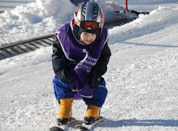 Un niño se desliza por una pista en el Kinderland durante sus clases de esquí para niños "Tiny Tots" con Skischool Mayrhofen en Stubai.