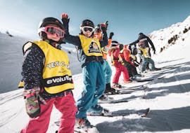 Un enfant participe à des Cours de ski Enfants (5-12 ans) - Arc 1950 avec Evolution 2 Spirit - Arc 1950 & Villaroger.