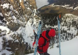 Ein Mann posiert bei der Aktivität  Private Skitour "Individuell" - Alle Levels mit der Skischule Lechner in Zell am Ziller am Gipfel des Bergs.