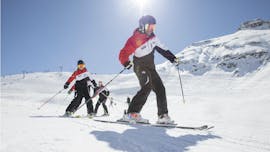 Una fila di bambini che sciano durante le lezioni di sci per bambini alle prime armi a Stubai con la Skischule Stubai Tirol.