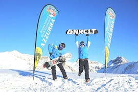 Livigno, ein privater Privater Snowboardkurs für Kinder & Erwachsene - Alle Levels ist jetzt zu Ende, zwei junge Snowboarder lachen in die Kamera.